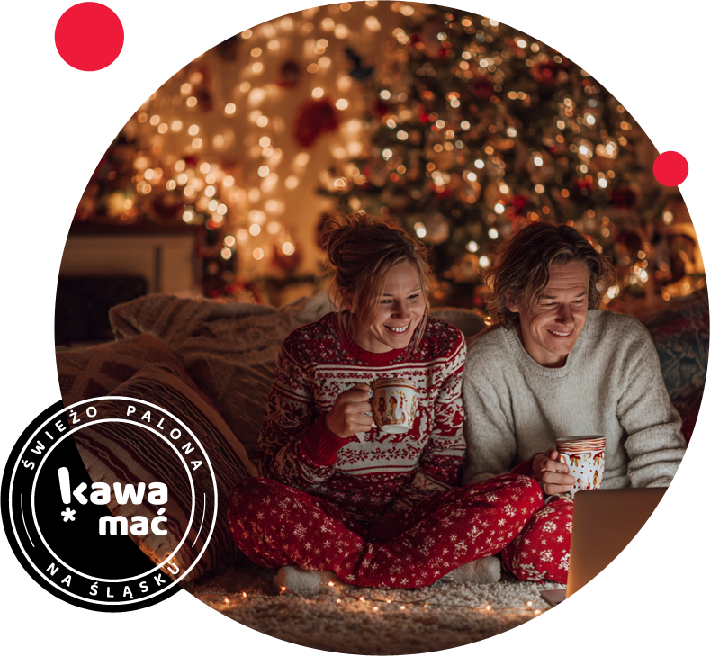 kobieta i mężczyzna w świątecznym nastroju oglądająfilmy