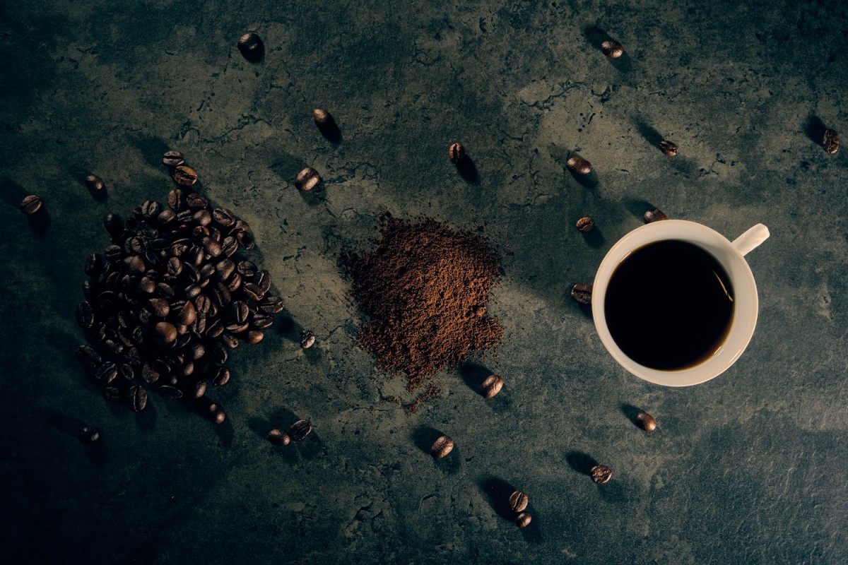 kawa z ziarnach, mielona i kawa w filiżance