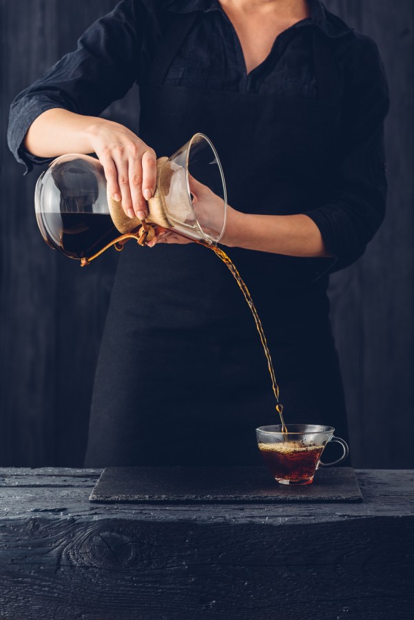 kobieta nalewa kawę z chemexa